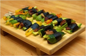 Sushi aux légumes crus Légumes crus avec des feuilles de nori