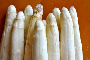Asperge blanche dans les légumes de saison du mois de mai